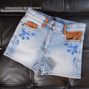 【NEW】ERMANNO SCERVINO キッズ フラワー刺繍 デニムショートパンツ ライトブルー